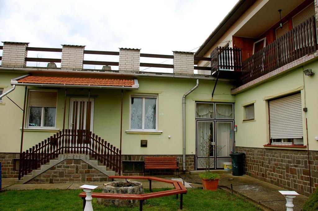 Kovacs Vendeghaz Apartment Matraderecske ภายนอก รูปภาพ